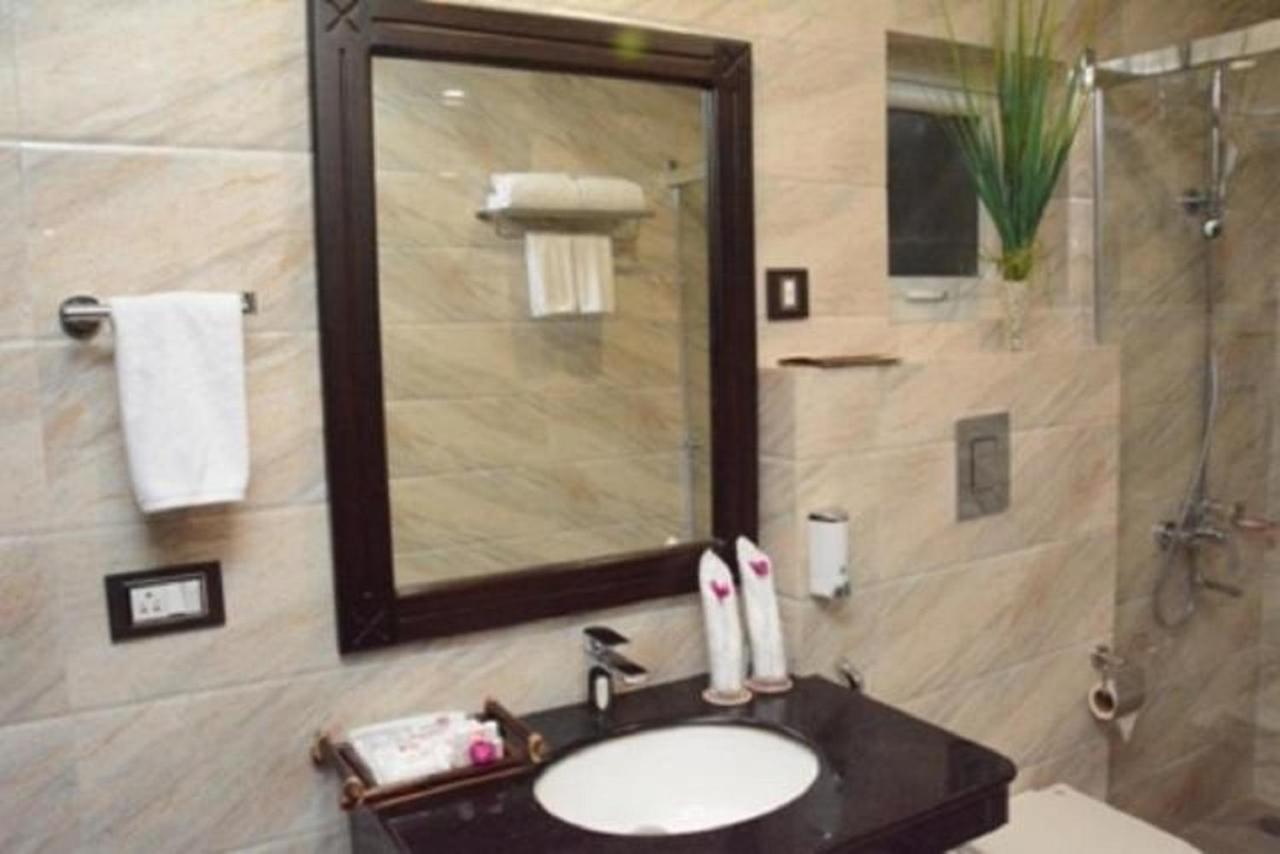 Hotel Atithi Guwahati Buitenkant foto
