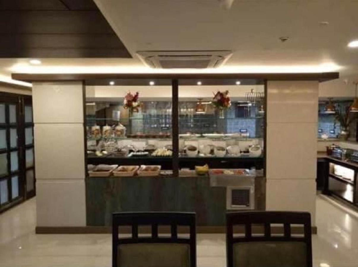 Hotel Atithi Guwahati Buitenkant foto