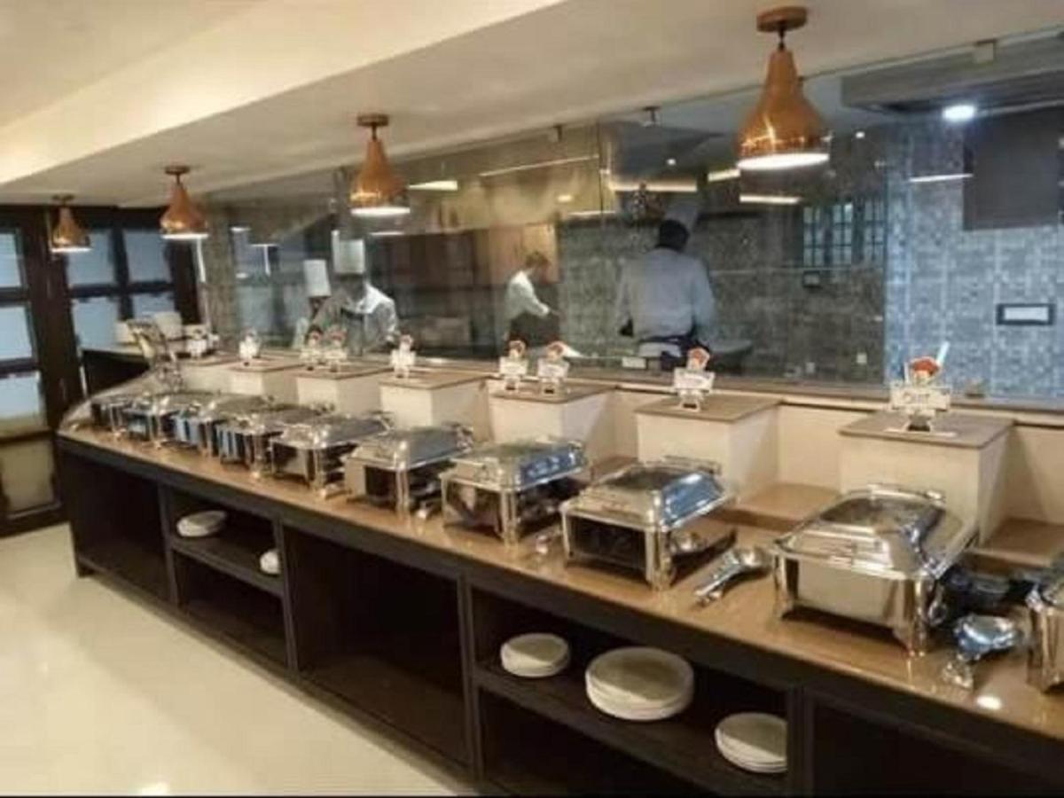 Hotel Atithi Guwahati Buitenkant foto
