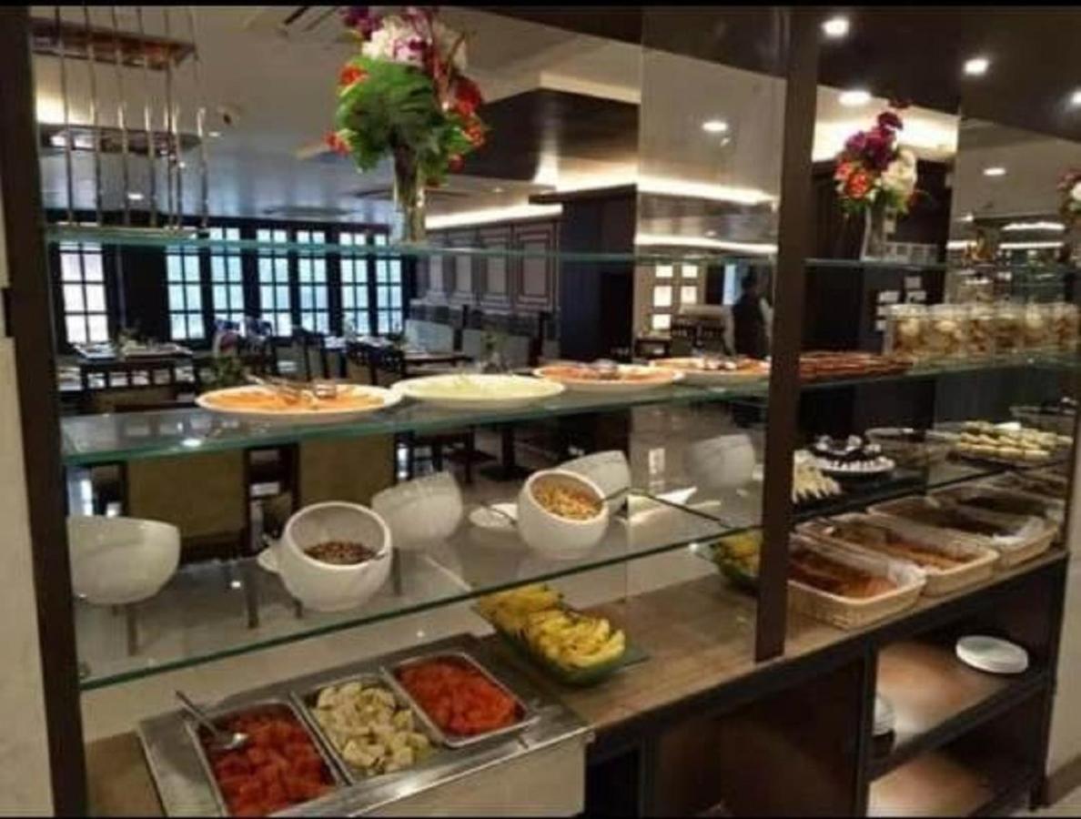 Hotel Atithi Guwahati Buitenkant foto