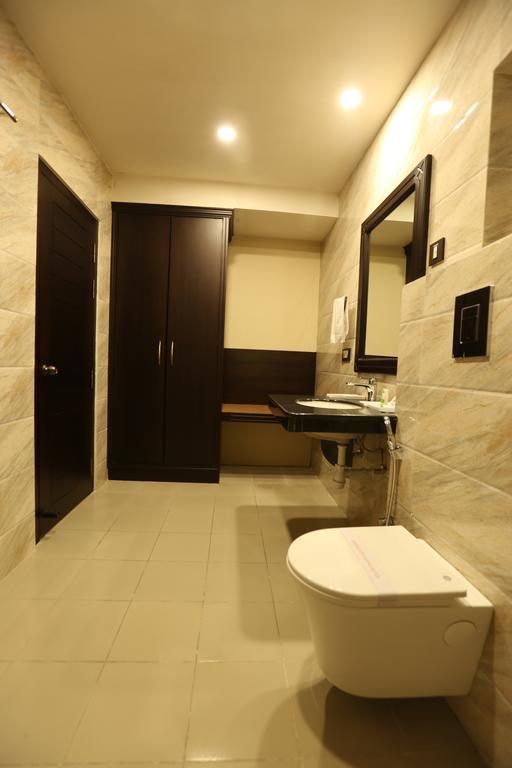 Hotel Atithi Guwahati Buitenkant foto